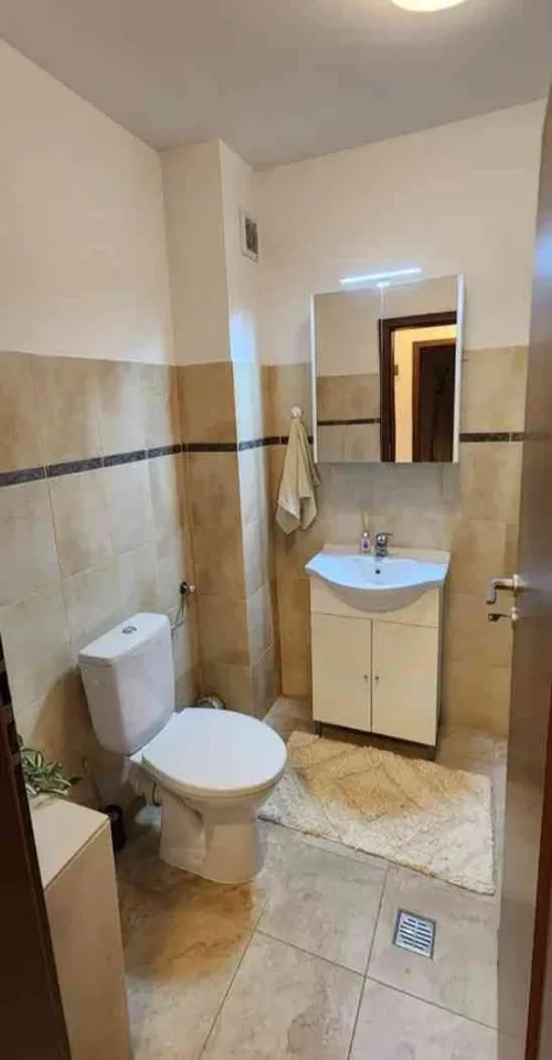 Appartement moderne de 2 pièces avec espace de vie ouvert