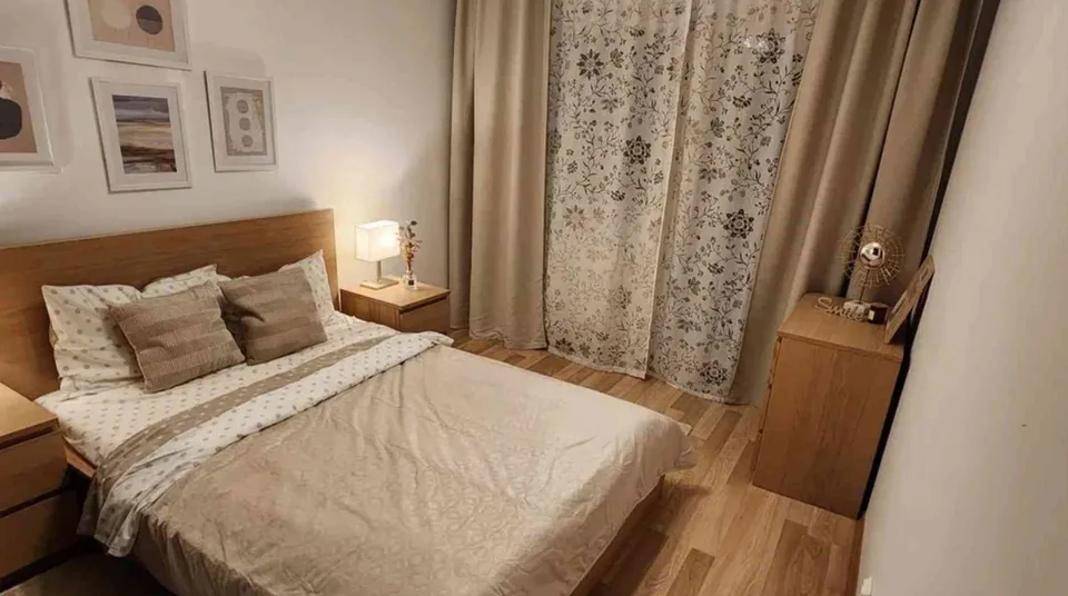Appartement moderne de 2 pièces avec espace de vie ouvert