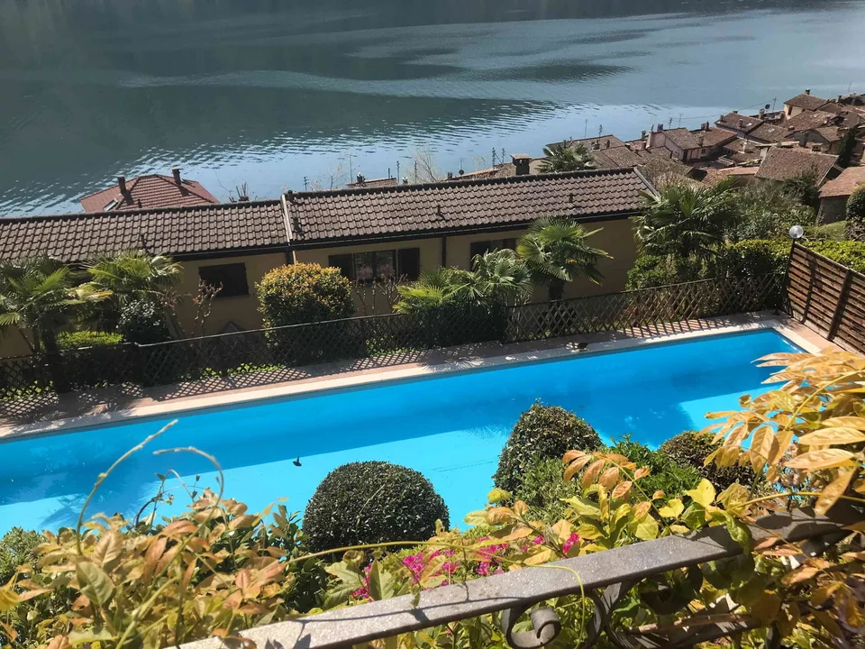 3-Zimmer Wohnung mit Panoramablick und großem Pool
