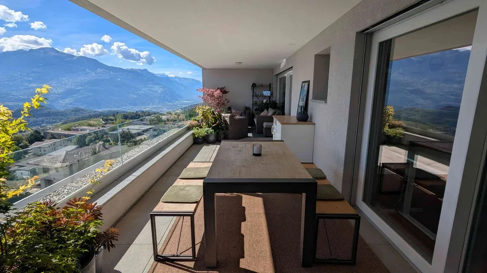 Superbe 2.5 pièces en attique moderne avec vue panoramique à Savièse