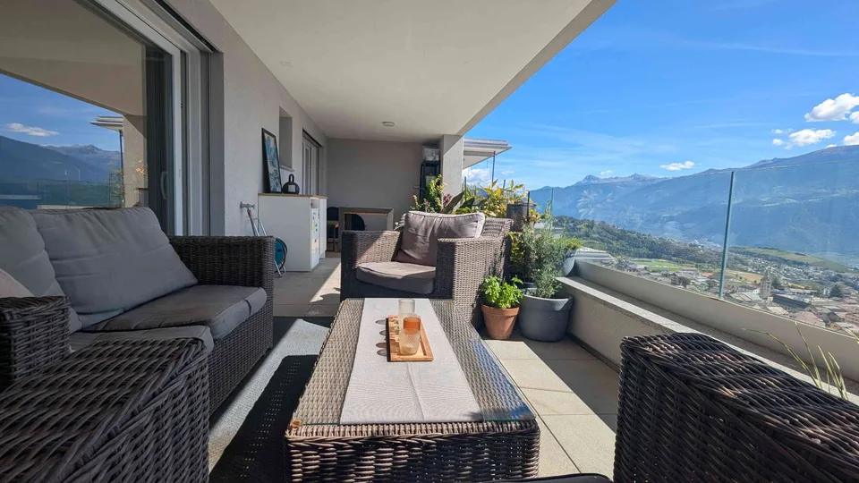 Superbe 2.5 pièces en attique moderne avec vue panoramique à Savièse