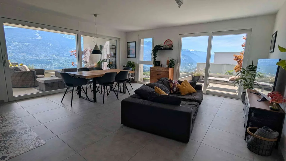 Superbe 2.5 pièces en attique moderne avec vue panoramique à Savièse