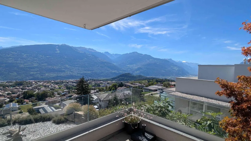 Superbe 2.5 pièces en attique moderne avec vue panoramique à Savièse
