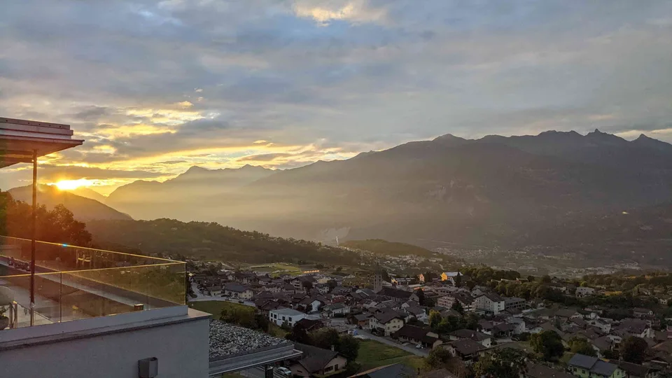Superbe 2.5 pièces en attique moderne avec vue panoramique à Savièse