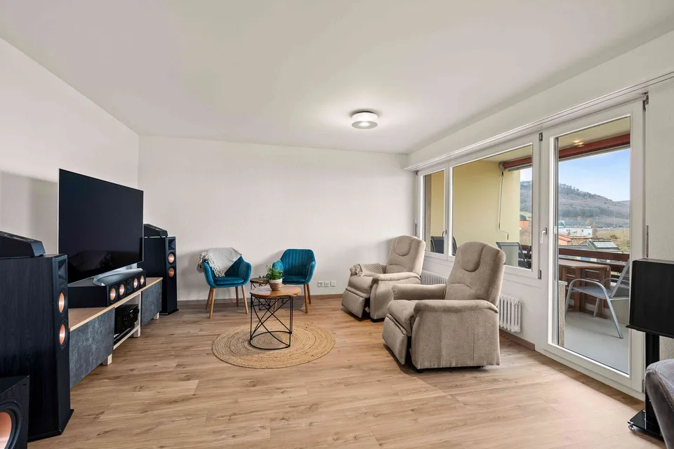 Helle & moderne 4.5-Zimmer-Wohnung mit Aussicht u. Einstellplatz