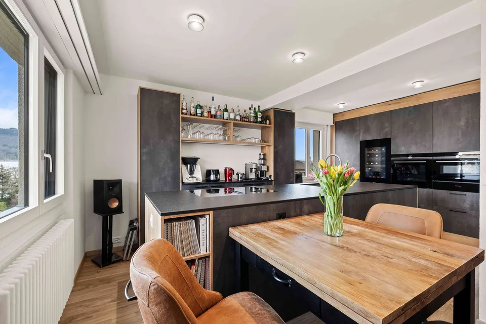 Helle & moderne 4.5-Zimmer-Wohnung mit Aussicht u. Einstellplatz