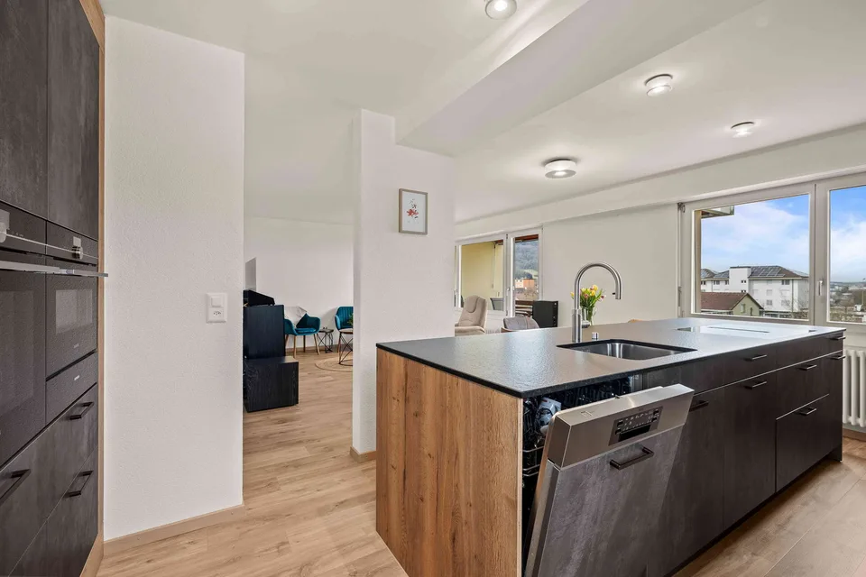 Helle & moderne 4.5-Zimmer-Wohnung mit Aussicht u. Einstellplatz