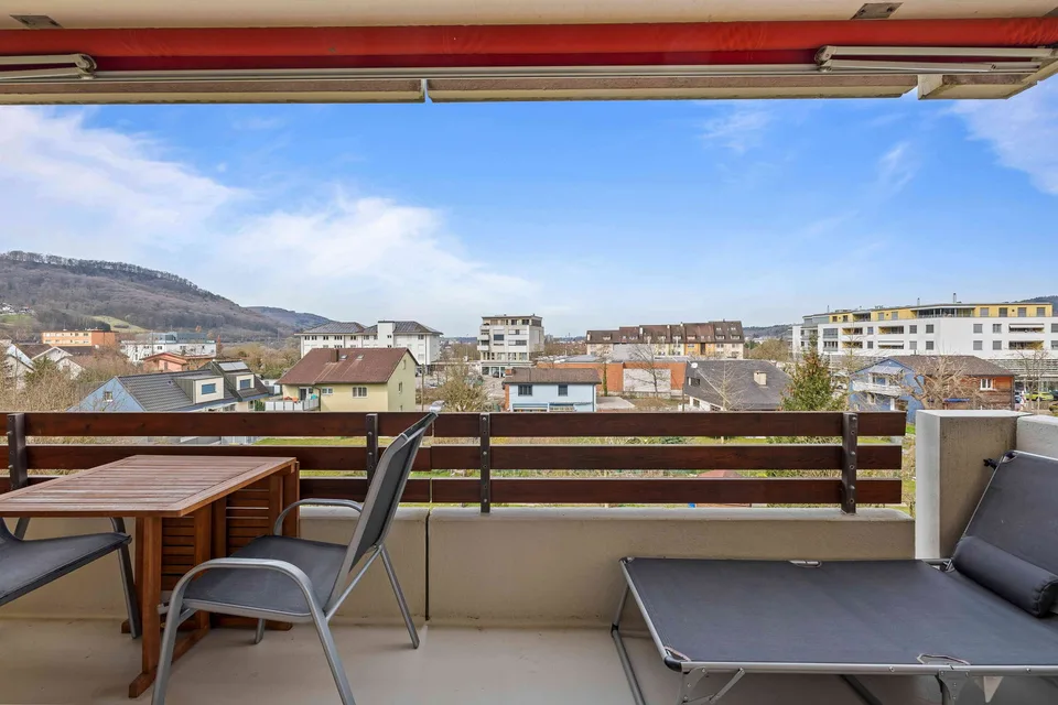 Helle & moderne 4.5-Zimmer-Wohnung mit Aussicht u. Einstellplatz