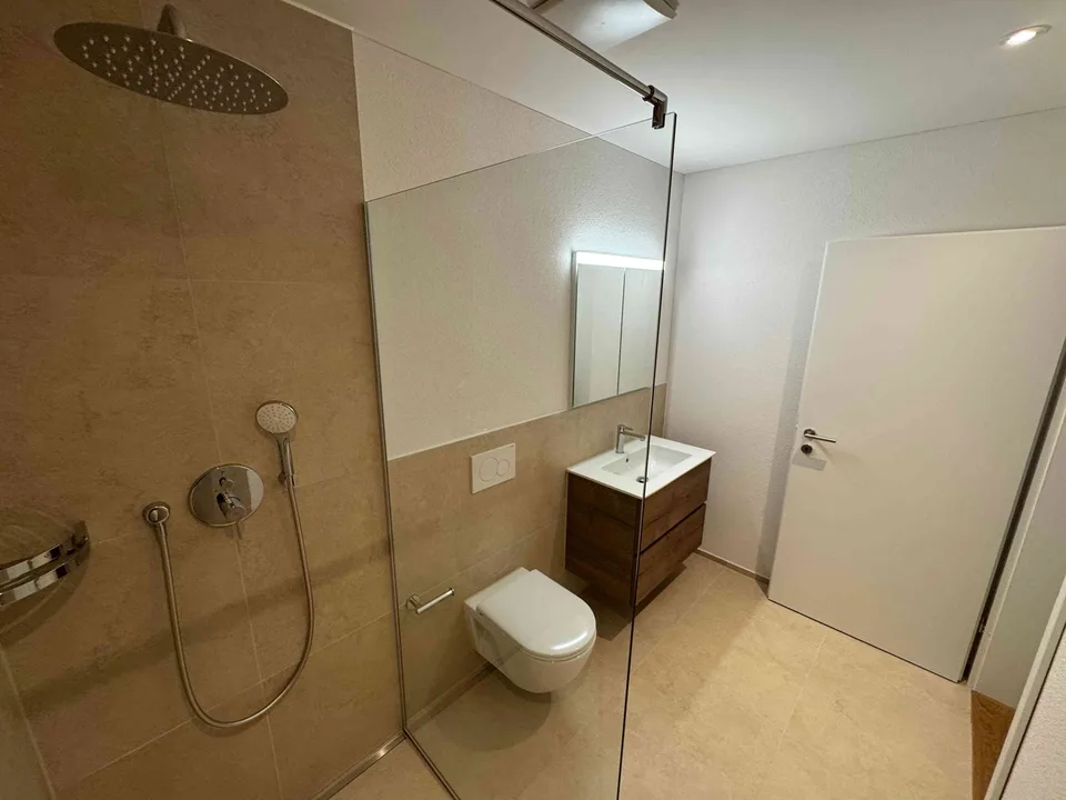 Erstbezug: Moderne 3.5-Zimmer-Wohnung mit grosser, gedeckter Terrasse – Foto 9 von 13