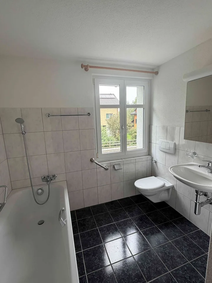 Helle & grosszügige 4.5-Zimmer-Wohnung mit verglastem Balkon
