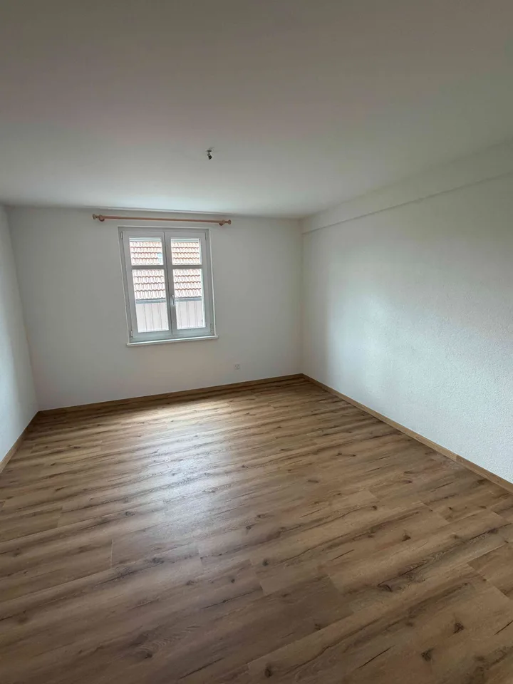 Helle & grosszügige 4.5-Zimmer-Wohnung mit verglastem Balkon