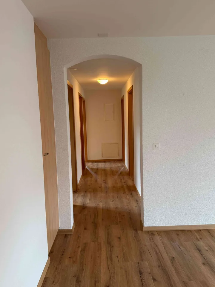 Helle & grosszügige 4.5-Zimmer-Wohnung mit verglastem Balkon