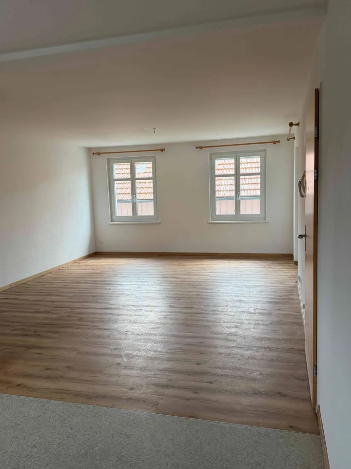Helle & grosszügige 4.5-Zimmer-Wohnung mit verglastem Balkon