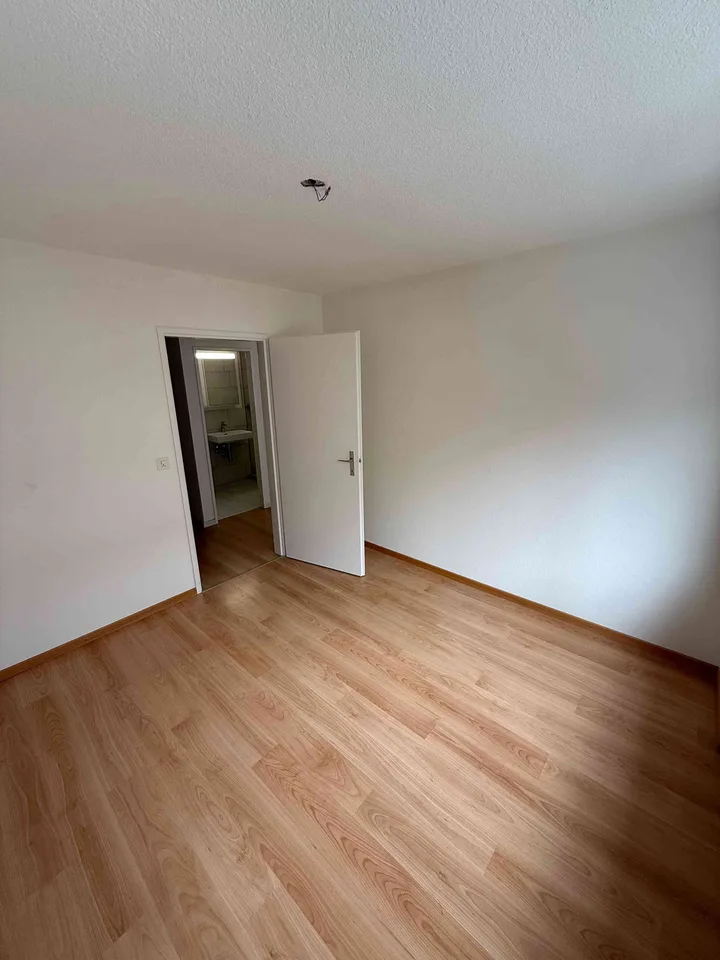 Neubezug nach Sanierung: 2.5-Zimmer-Wohnung in Schlieren – Foto 2 von 8