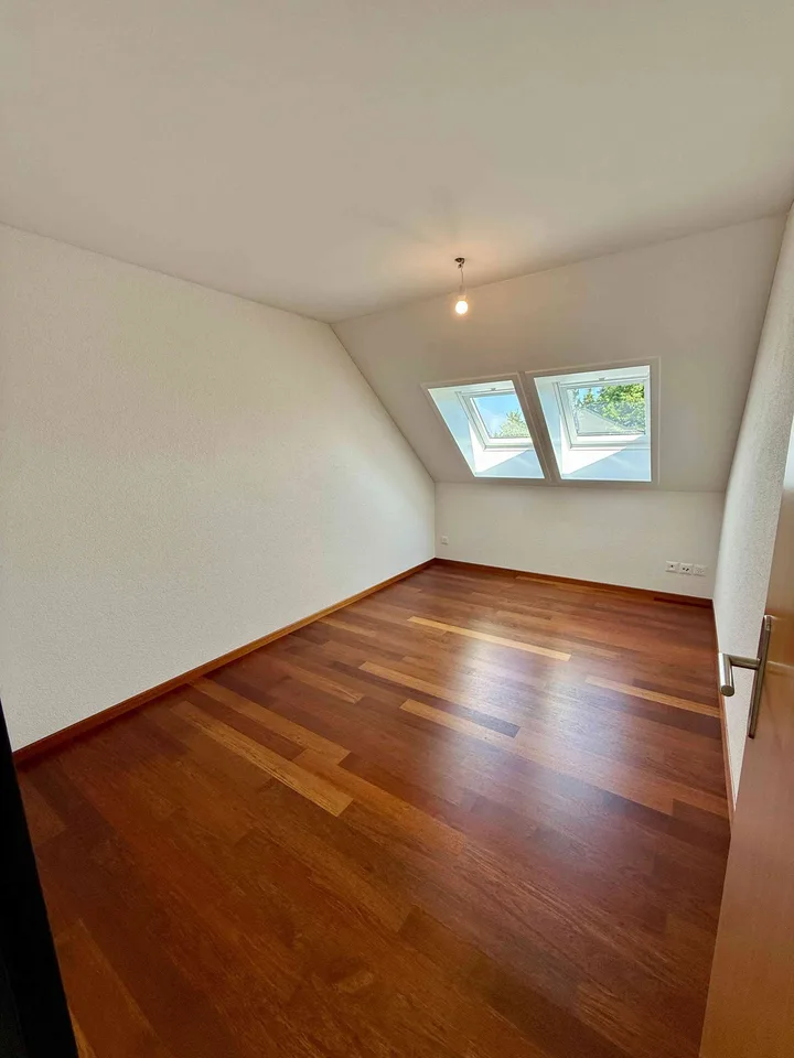4.5-Zimmer-Maisonettewohnung mit Dachterrasse, Hobbyraum und Garage – photo 9 sur 13