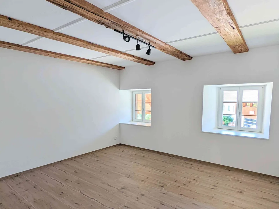 Neuwertige 3.5-Zi.-Wohnung inkl. 2 Parkplätze – foto 3 di 8