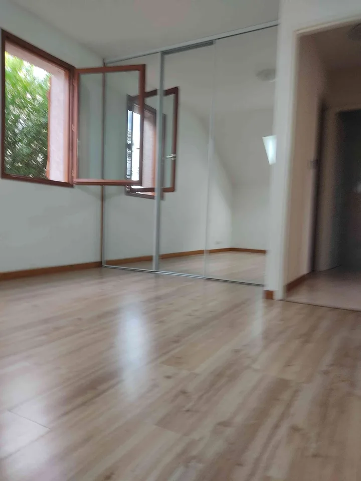 COLLONGES-SOUS-SALÈVE (FR) – AUX PORTES DE GENÈVE – MAISON 4 P. – photo 8 of 11
