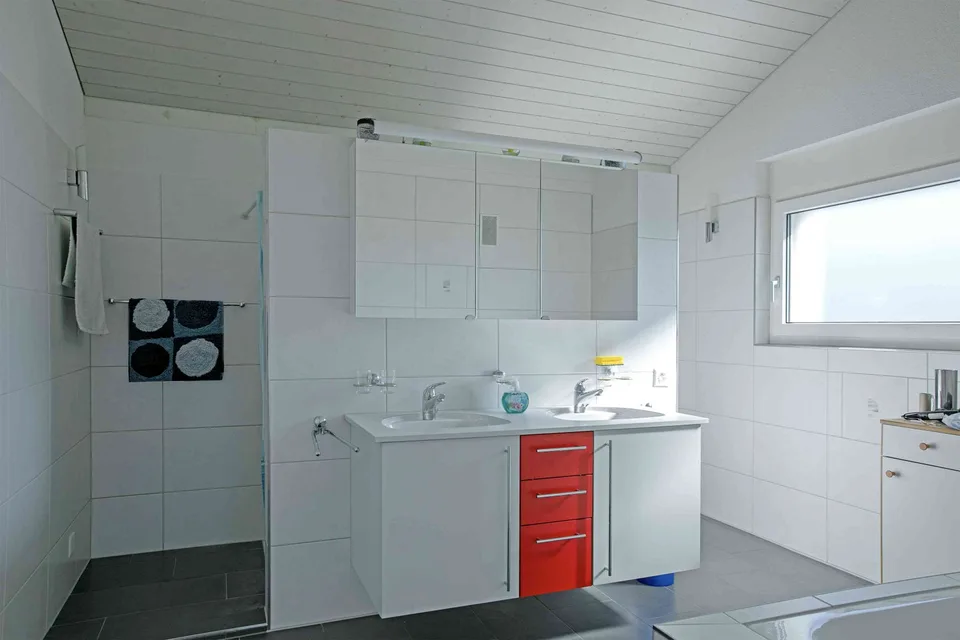 FAMILIENFREUNDLICHES EINFAMILIENHAUS MIT 280 M² WOHNFLÄCHE, GARTEN UND DOPPELCARPORT – Foto 6 von 12