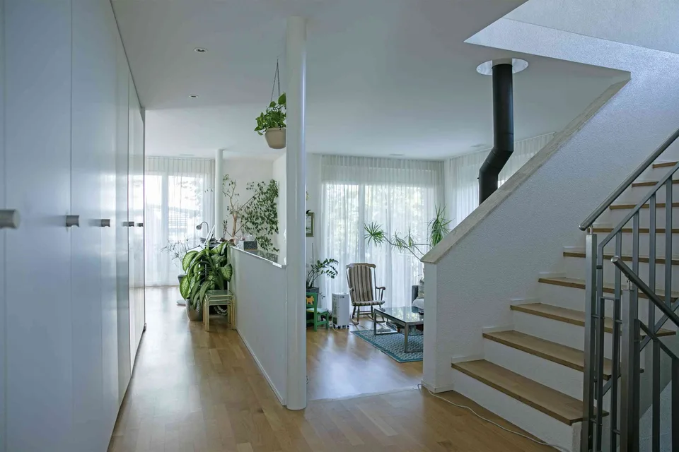FAMILIENFREUNDLICHES EINFAMILIENHAUS MIT 280 M² WOHNFLÄCHE, GARTEN UND DOPPELCARPORT – Foto 4 von 12