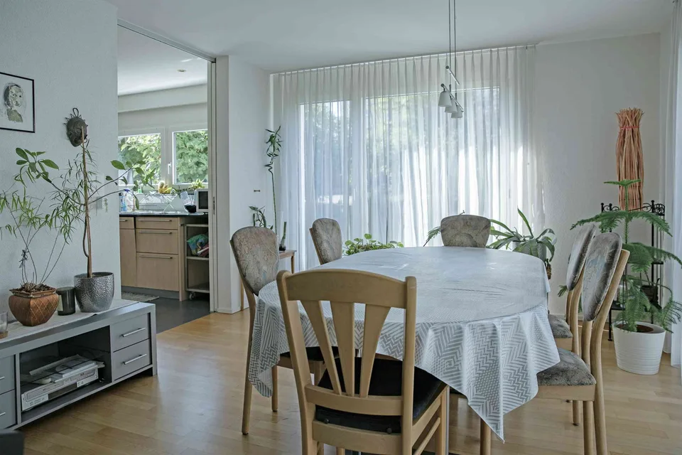 FAMILIENFREUNDLICHES EINFAMILIENHAUS MIT 280 M² WOHNFLÄCHE, GARTEN UND DOPPELCARPORT – Foto 7 von 12