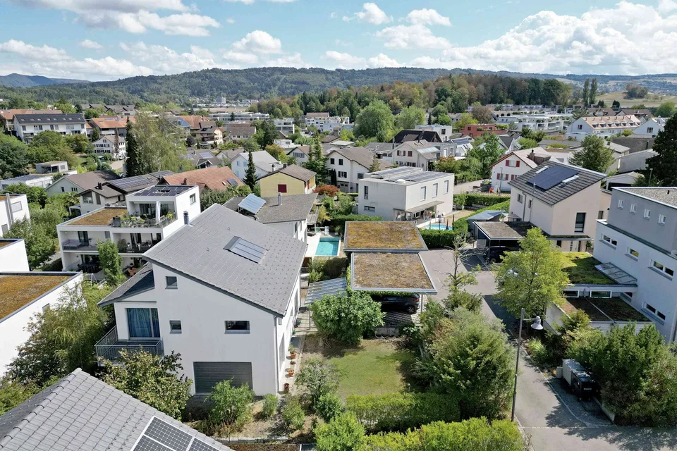 FAMILIENFREUNDLICHES EINFAMILIENHAUS MIT 280 M² WOHNFLÄCHE, GARTEN UND DOPPELCARPORT – Foto 2 von 12