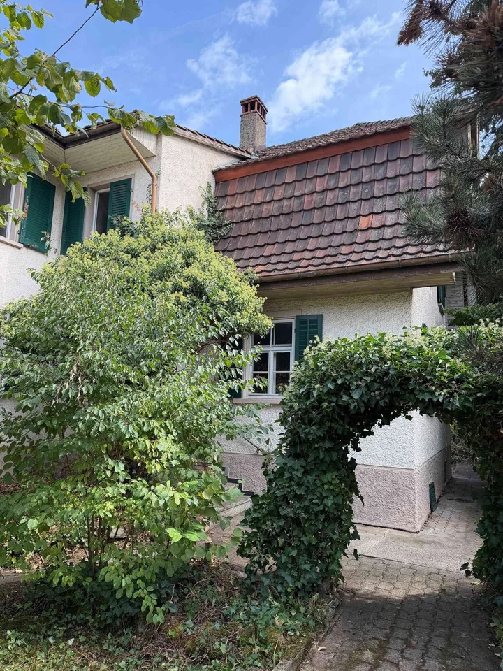Charmante Altliegenschaft mit grossem Garten und altem Baumbestand – foto 3 di 13