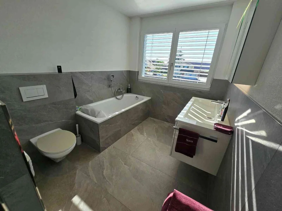 Hochwertig. Hell. Grosszügig. 4.5 Zimmerwohnung mit Balkon – Foto 5 von 13