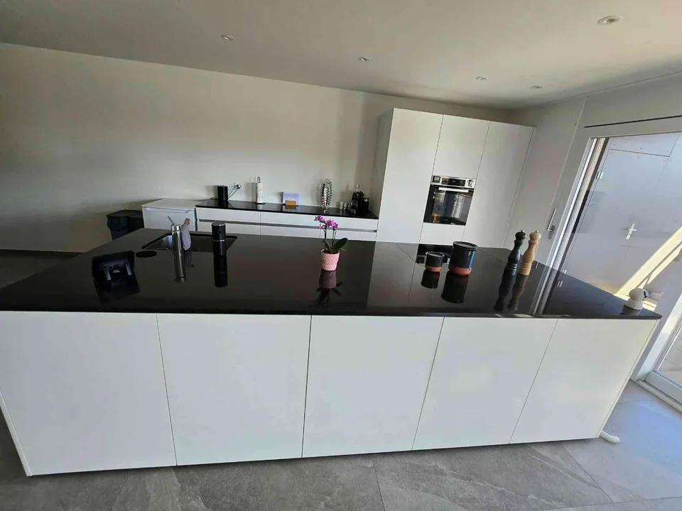Hochwertig. Hell. Grosszügig. 4.5 Zimmerwohnung mit Balkon – Foto 2 von 13
