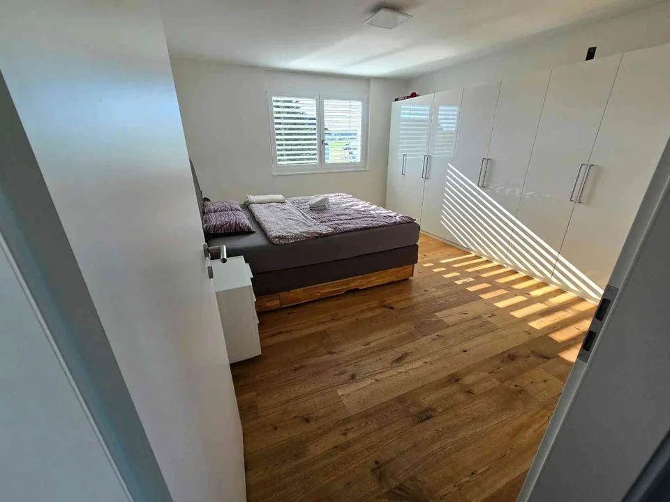 Hochwertig. Hell. Grosszügig. 4.5 Zimmerwohnung mit Balkon – Foto 3 von 13