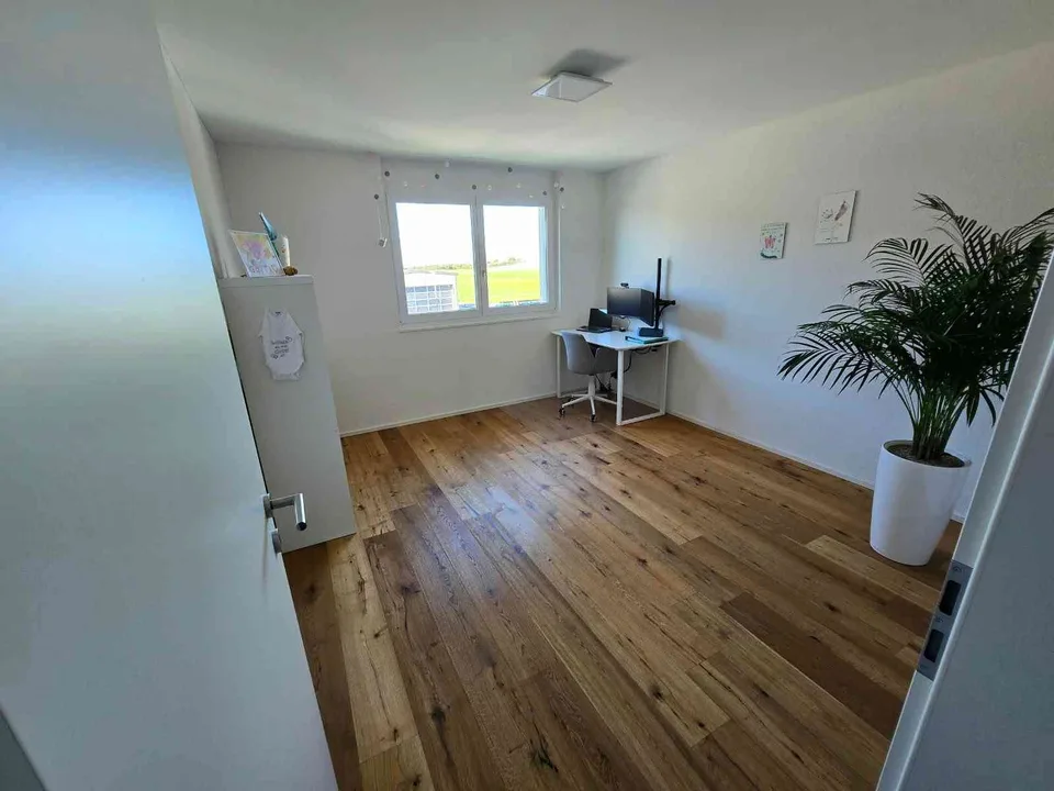Hochwertig. Hell. Grosszügig. 4.5 Zimmerwohnung mit Balkon – Foto 4 von 13