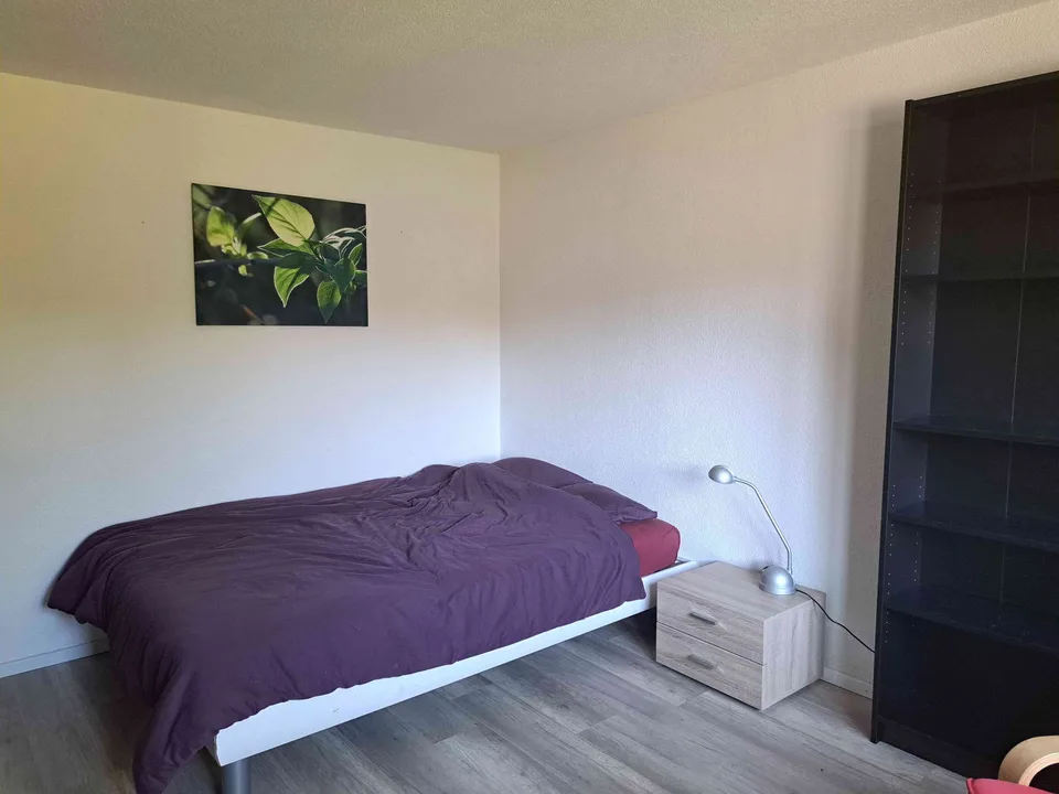 Möbliertes Zimmer mit WC/Dusche zu vermieten – Foto 2 von 5