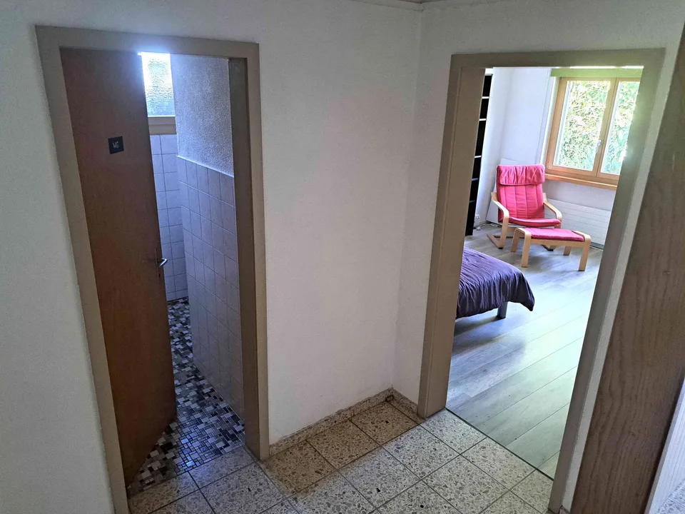 Möbliertes Zimmer mit WC/Dusche zu vermieten – Foto 4 von 5