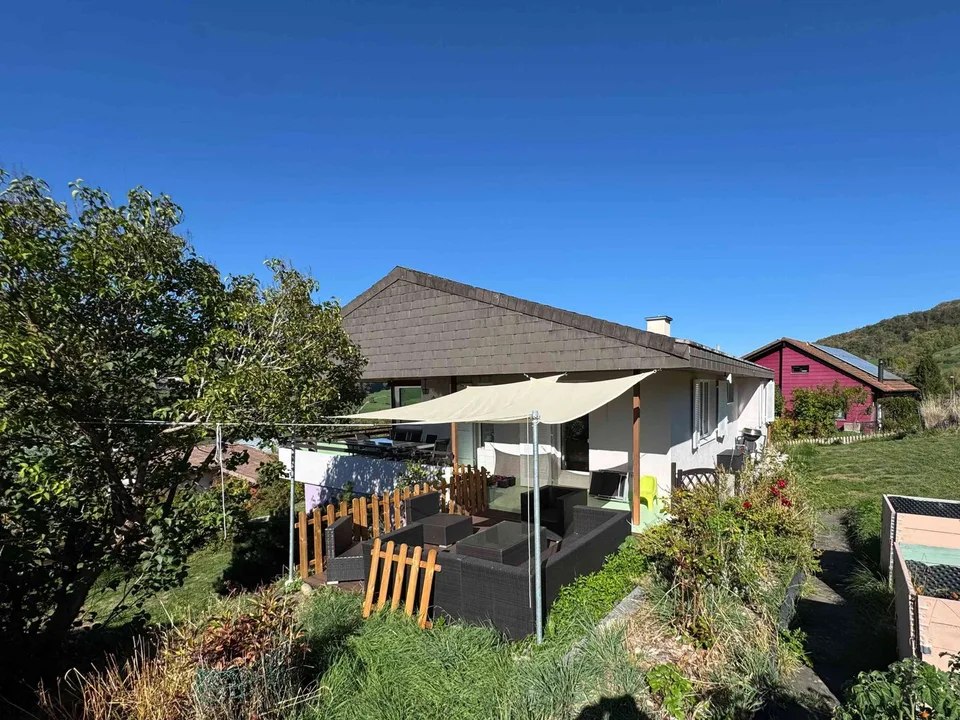 Vita di villaggio idilliaca con vista panoramica – Casa di 5,5 locali ristrutturata con amore – foto 2 di 12