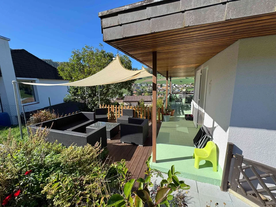 Vita di villaggio idilliaca con vista panoramica – Casa di 5,5 locali ristrutturata con amore – foto 3 di 12