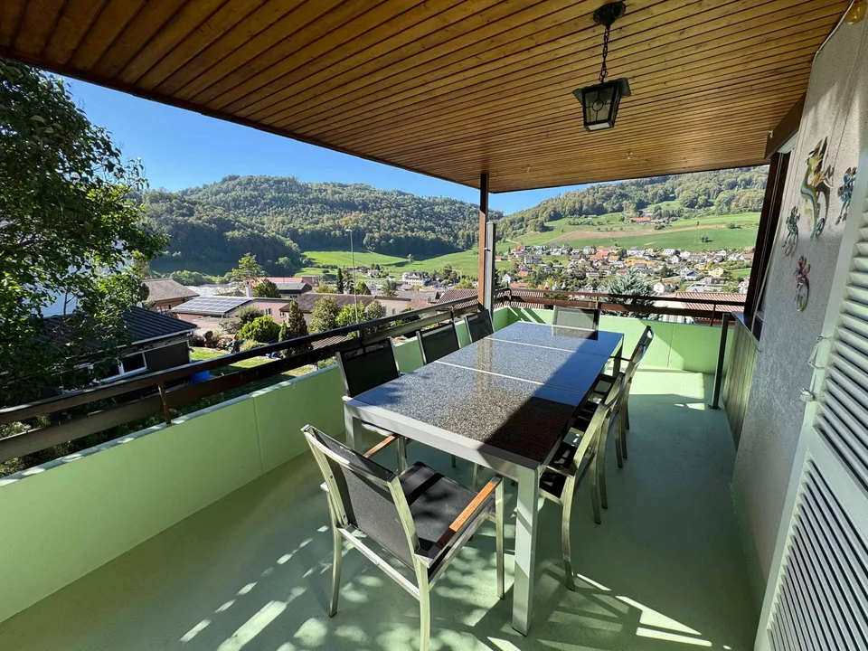 Vita di villaggio idilliaca con vista panoramica – Casa di 5,5 locali ristrutturata con amore – foto 4 di 12