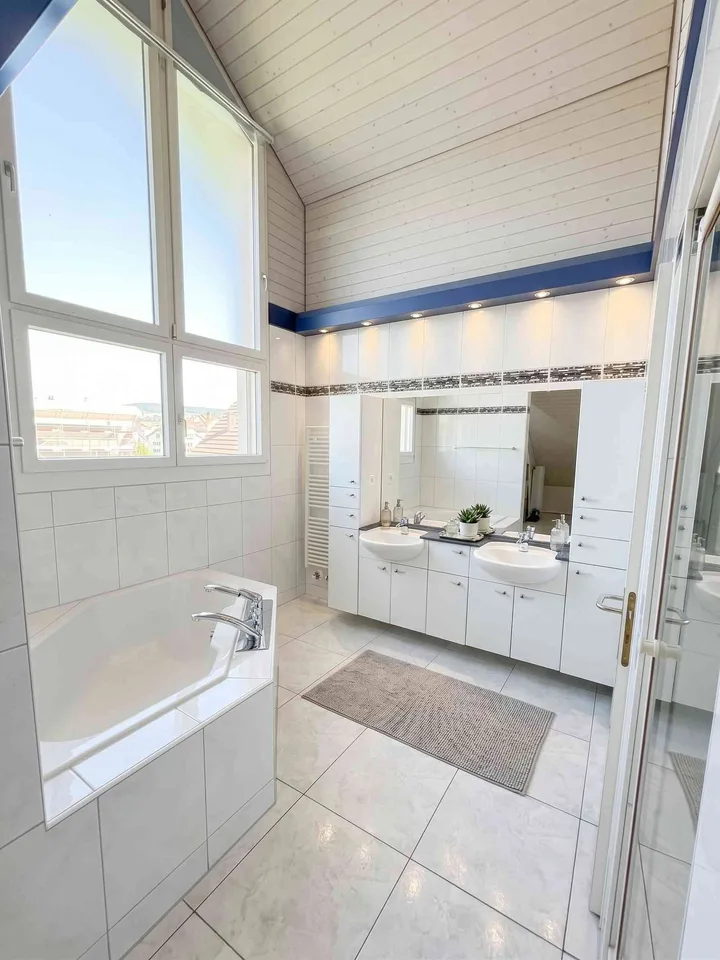 4.5-Zimmer-Dachwohnung mit wunderschöner Sicht auf den Vierwaldstätter – Foto 4 von 6