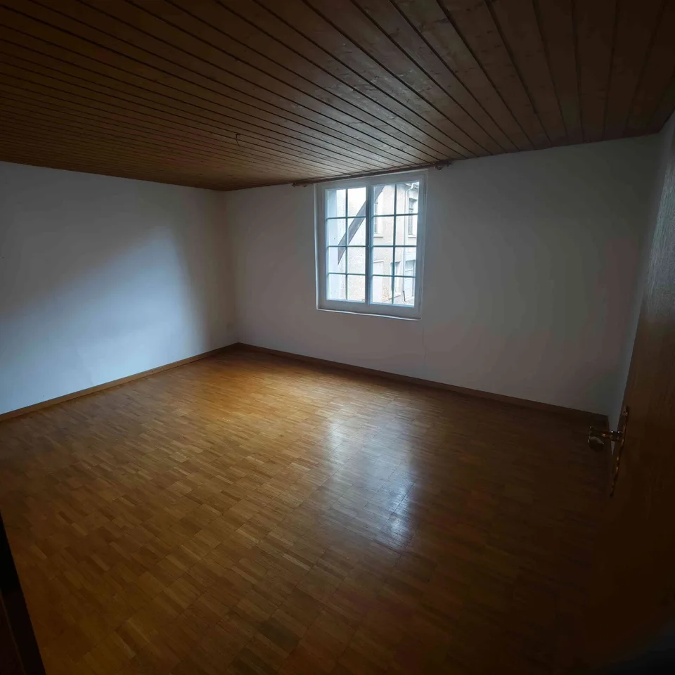 Helle & grosszügige 4.5-Zimmer-Wohnung (90 m²) im 1. OG – Foto 4 von 8