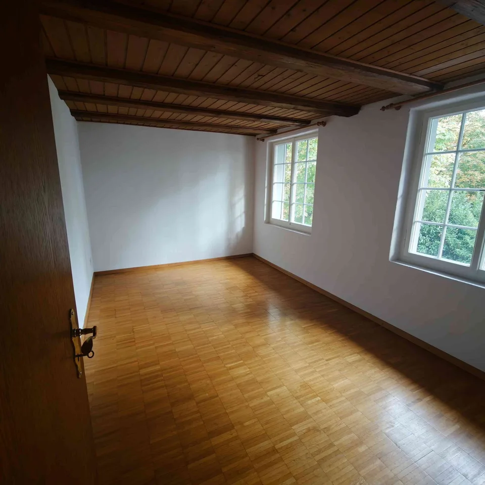 Helle & grosszügige 4.5-Zimmer-Wohnung (90 m²) im 1. OG – Foto 2 von 8