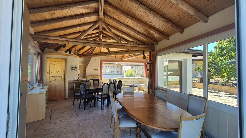 Einfamilienhaus mit 2.5-Zimmer-Wohnung, Pavillon und großem Grundstück – Foto 3 von 13
