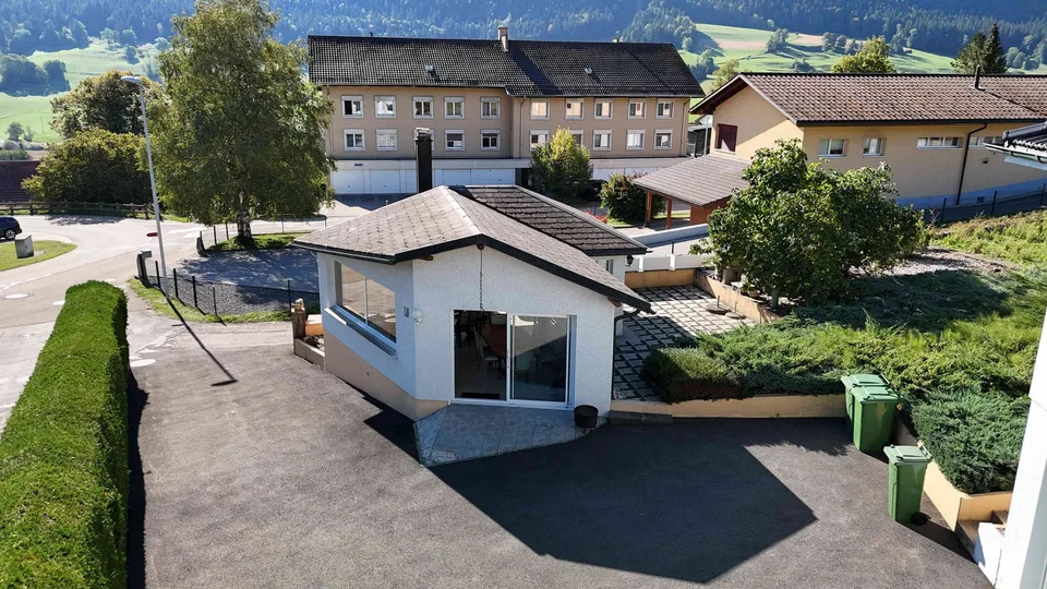 Einfamilienhaus mit 2.5-Zimmer-Wohnung, Pavillon und großem Grundstück – Foto 10 von 13
