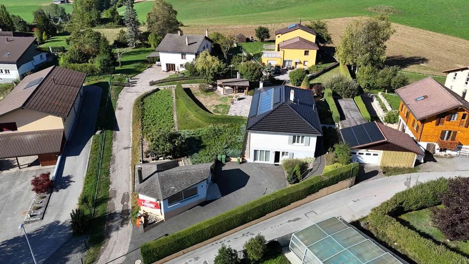 Einfamilienhaus mit 2.5-Zimmer-Wohnung, Pavillon und großem Grundstück – Foto 2 von 13