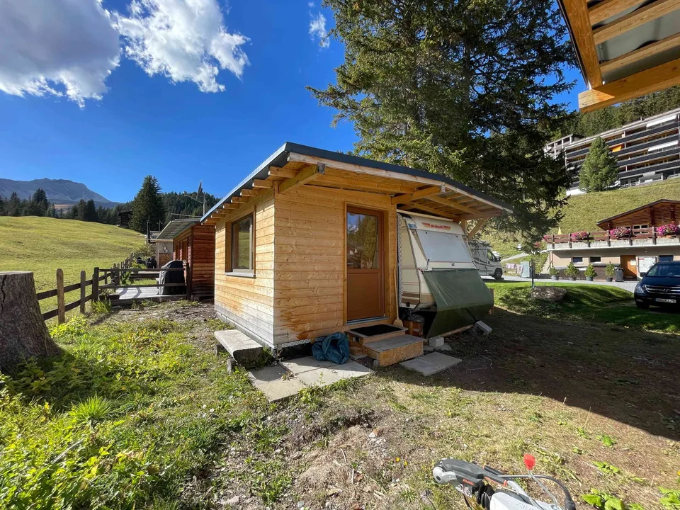 Wohnwagen mit Vorbau auf dem Camping Arosa – Foto 6 von 7