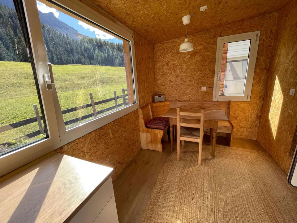 Wohnwagen mit Vorbau auf dem Camping Arosa – Foto 2 von 7