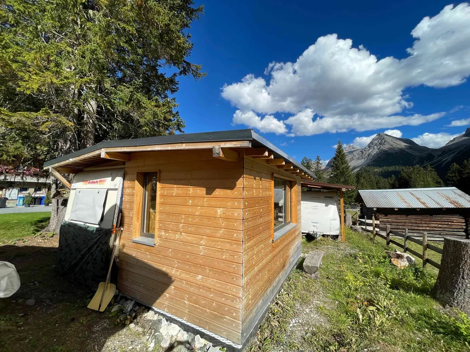 Wohnwagen mit Vorbau auf dem Camping Arosa – Foto 5 von 7