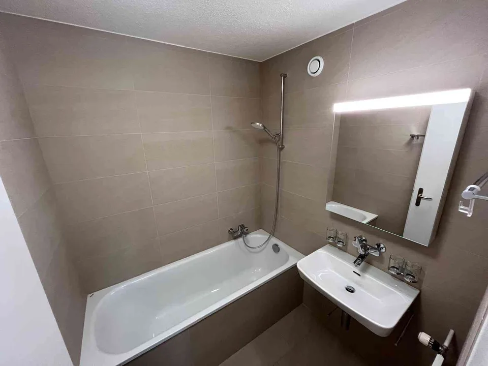 Moderne 4,5-Zimmer-Wohnung, frisch renoviert und ideal gelegen – Foto 9 von 10