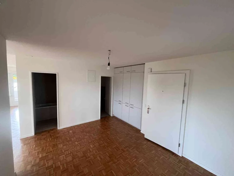 Moderne 4,5-Zimmer-Wohnung, frisch renoviert und ideal gelegen – Foto 3 von 10