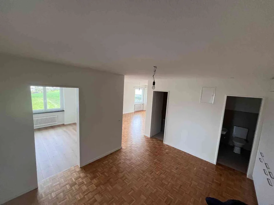 Moderne 4,5-Zimmer-Wohnung, frisch renoviert und ideal gelegen – Foto 2 von 10