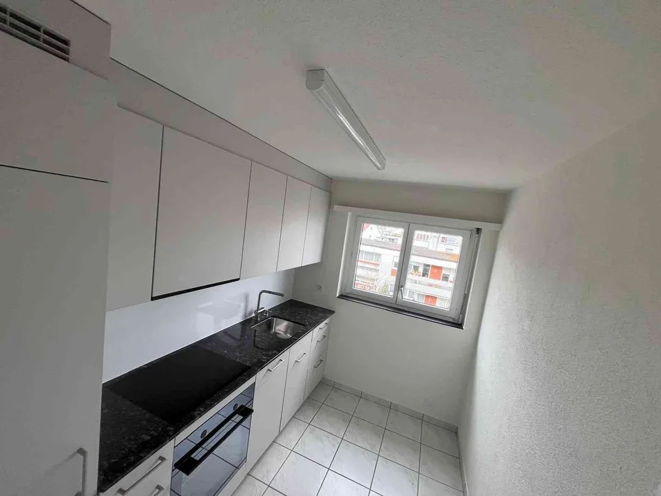 Moderne 4,5-Zimmer-Wohnung, frisch renoviert und ideal gelegen – Foto 5 von 10
