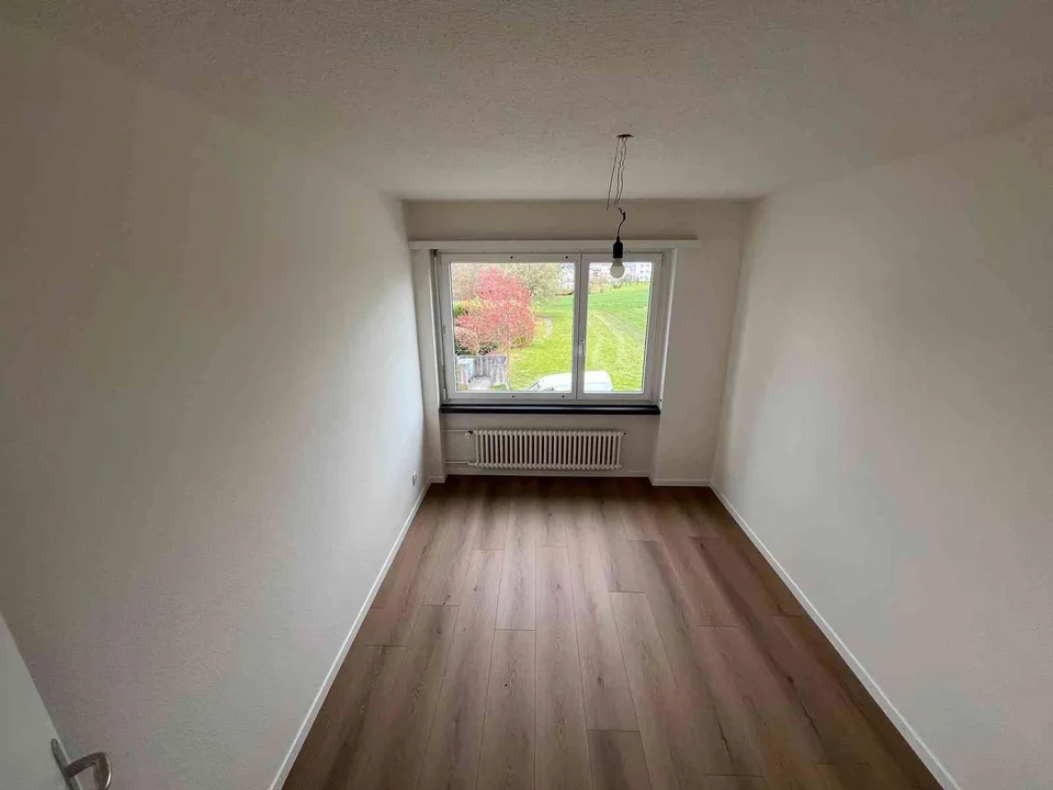 Moderne 4,5-Zimmer-Wohnung, frisch renoviert und ideal gelegen – Foto 6 von 10