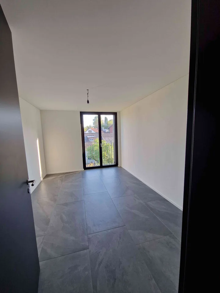 Äusserst grosszügige Neubau-Dachgeschosswohnung mit Top-Ausbau – Foto 9 von 13